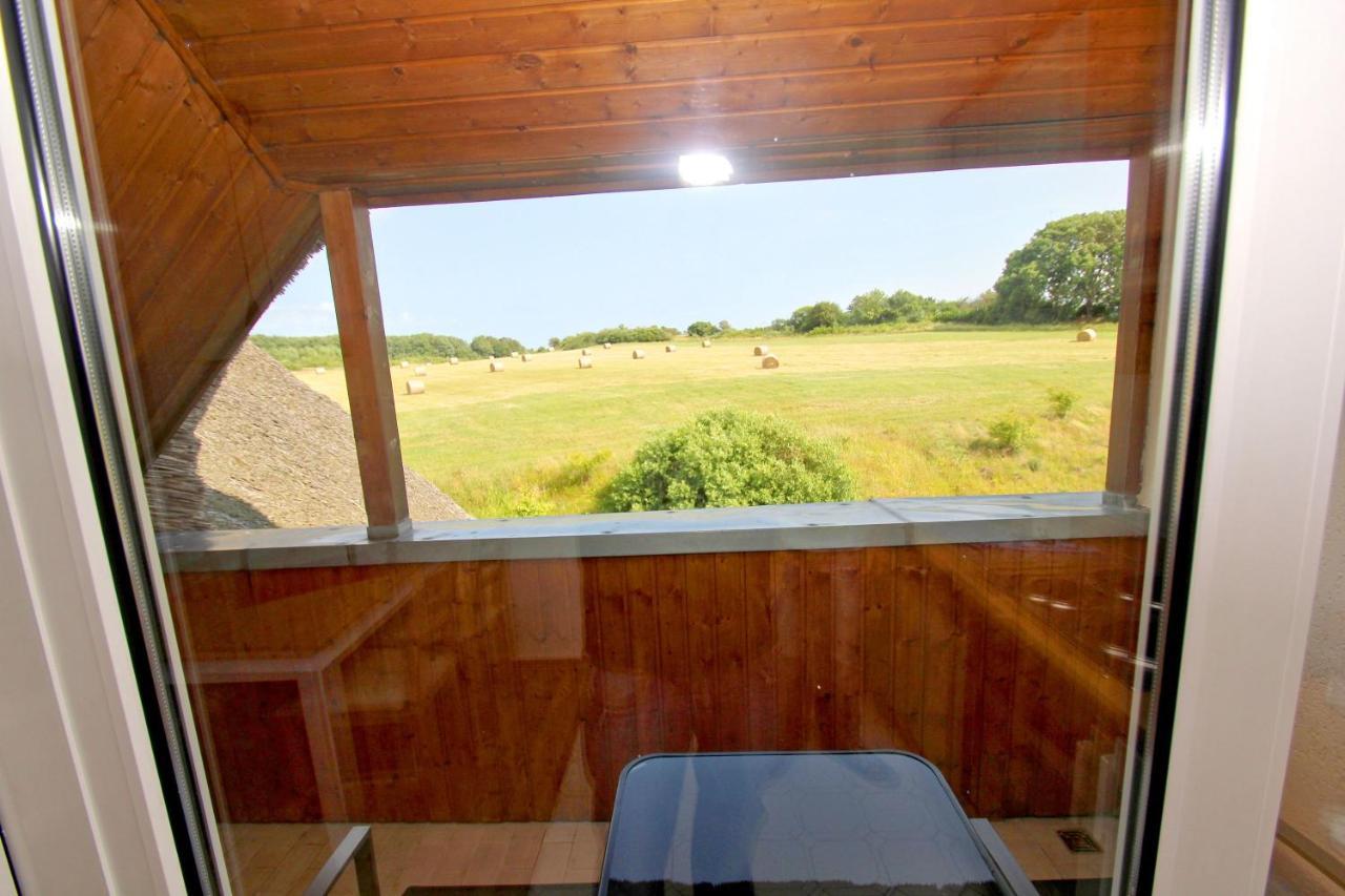 Strandhaus Monchgut: Beachside Retreat with Balcony and Spa Access Lobbe Exterior photo