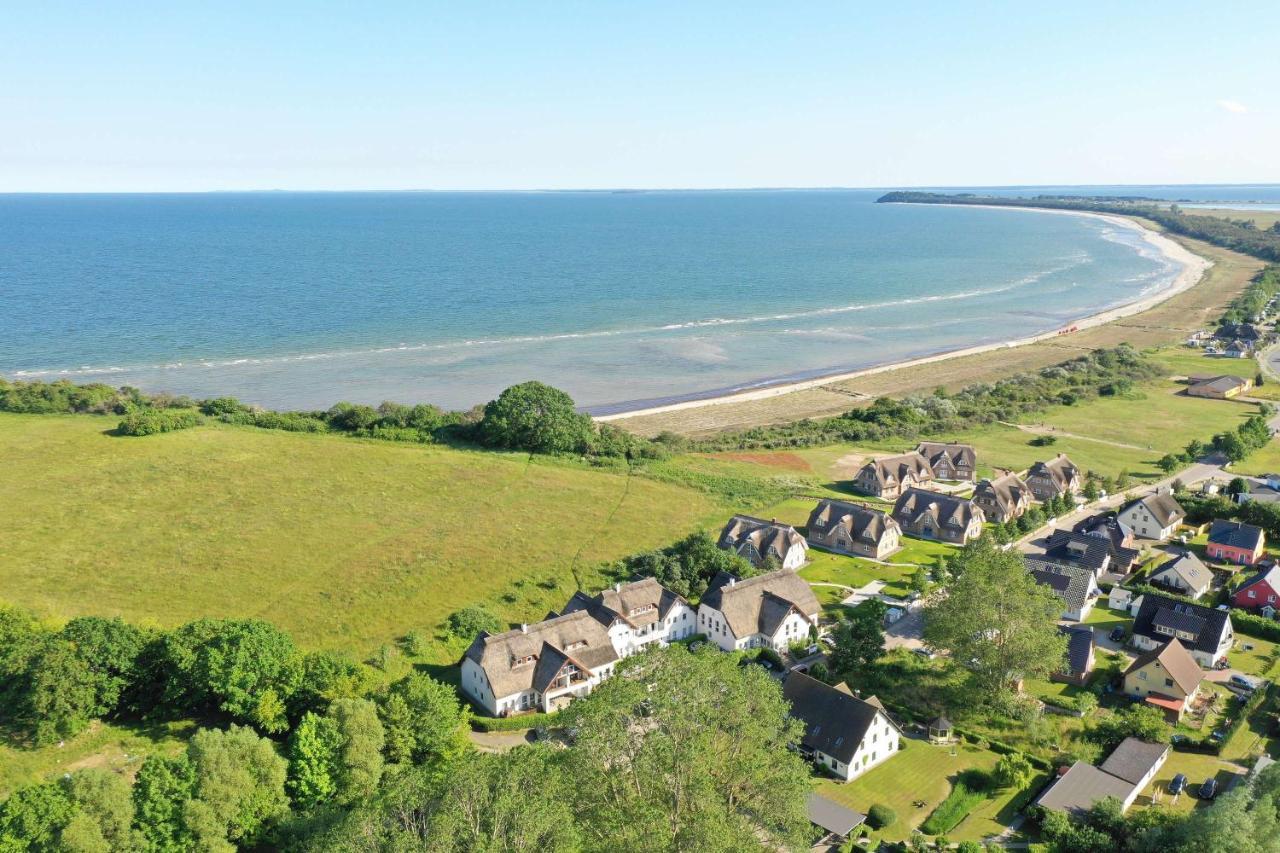 Strandhaus Monchgut: Beachside Retreat with Balcony and Spa Access Lobbe Exterior photo